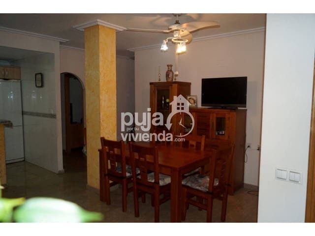 Piso de 4 habitaciones en Torrevieja en venta - 160.000 € (Ref: 9709459)