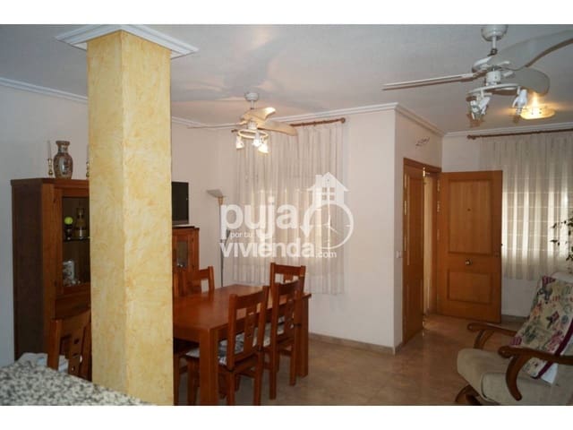 Piso de 4 habitaciones en Torrevieja en venta - 160.000 € (Ref: 9709459)