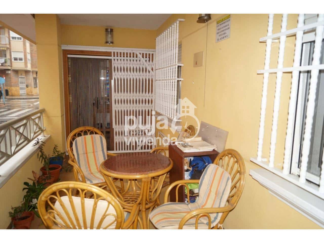 Piso de 4 habitaciones en Torrevieja en venta - 160.000 € (Ref: 9709459)