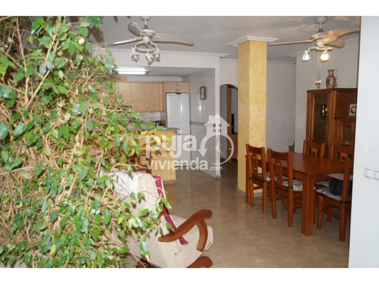 Piso de 4 habitaciones en Torrevieja en venta - 160.000 € (Ref: 9709459)