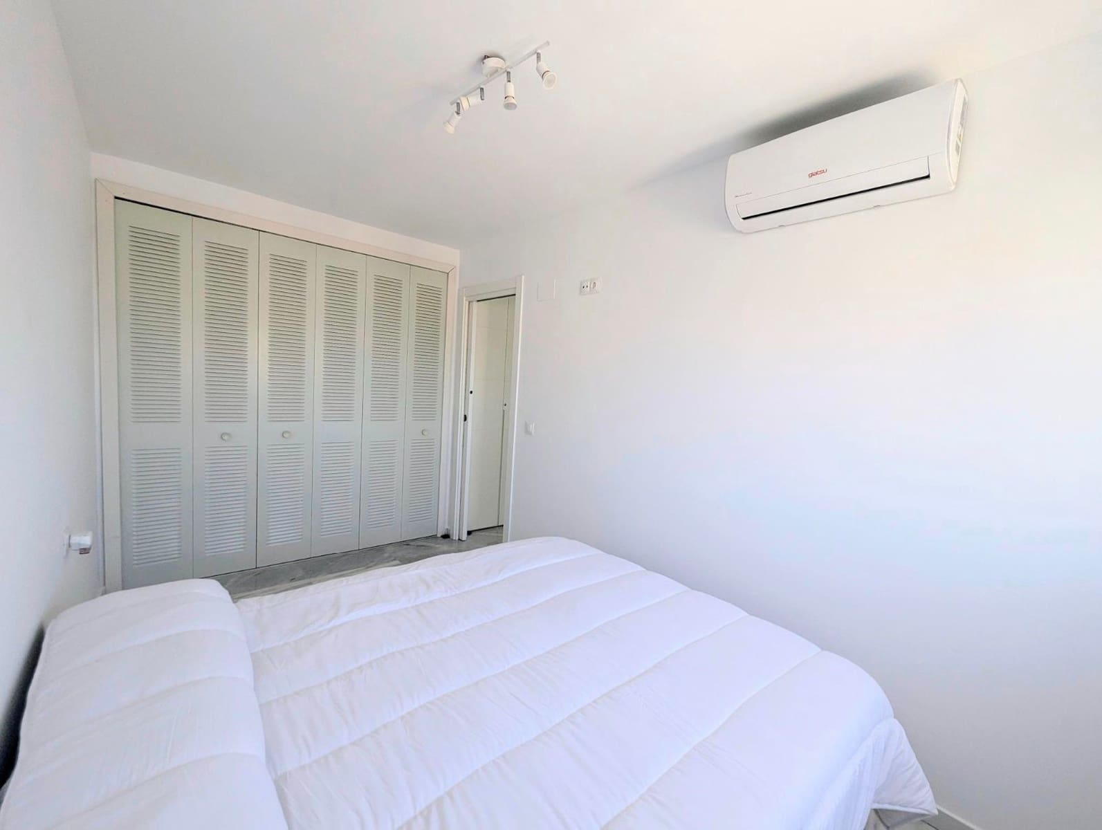 Piso de 2 habitaciones en Benidorm en venta con piscina garaje - 263.900 € (Ref: 9168859)