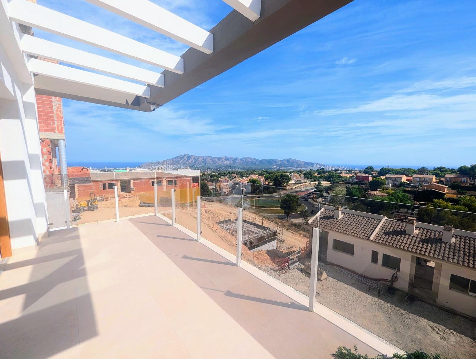 4 quarto Casa em Banda para venda em La Nucia com piscina garagem - 427 000 € (Ref: 9205731)