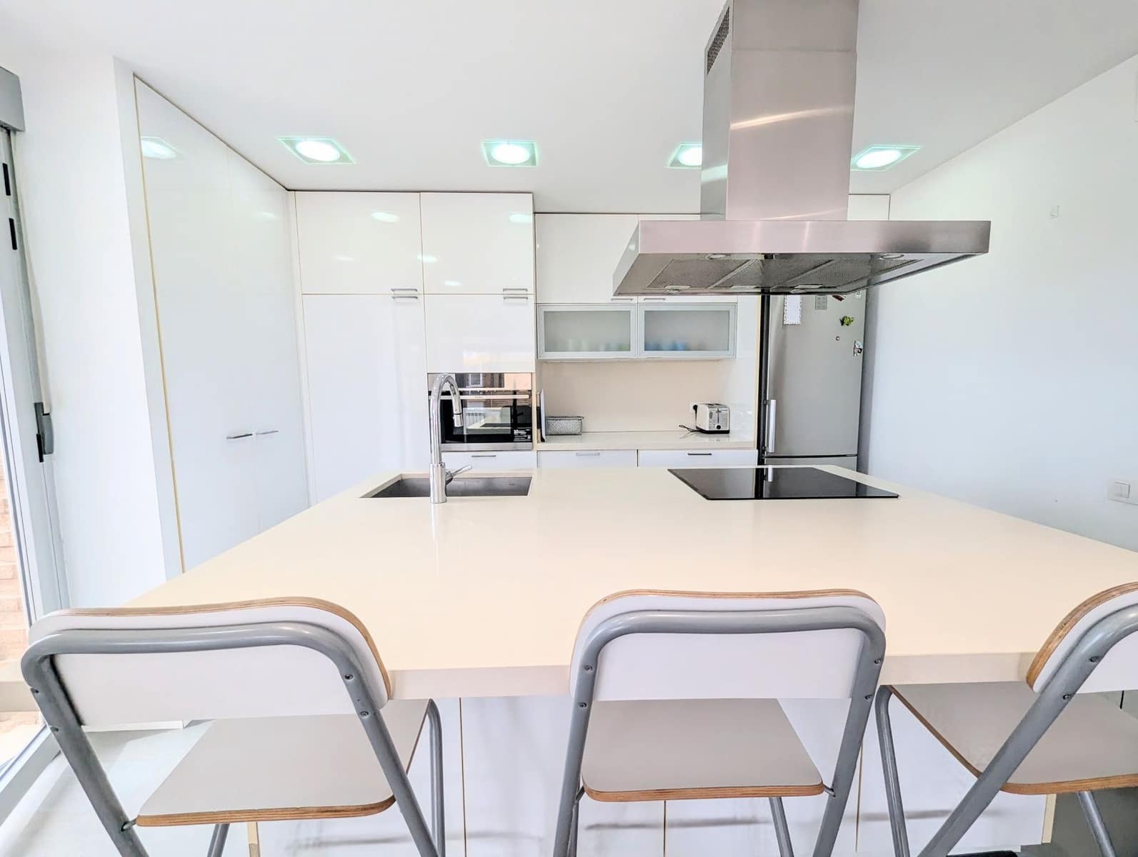 Appartement de 3 chambres à louer à Benidorm avec piscine - 1 500 € (Ref: 9207506)