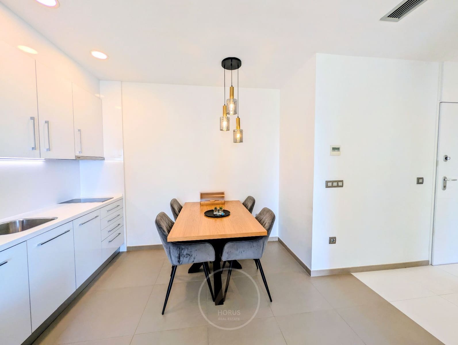 2 soverom Leilighet til salgs i Benidorm med svømmebasseng garasje - € 469 900 (Ref: 9322370)