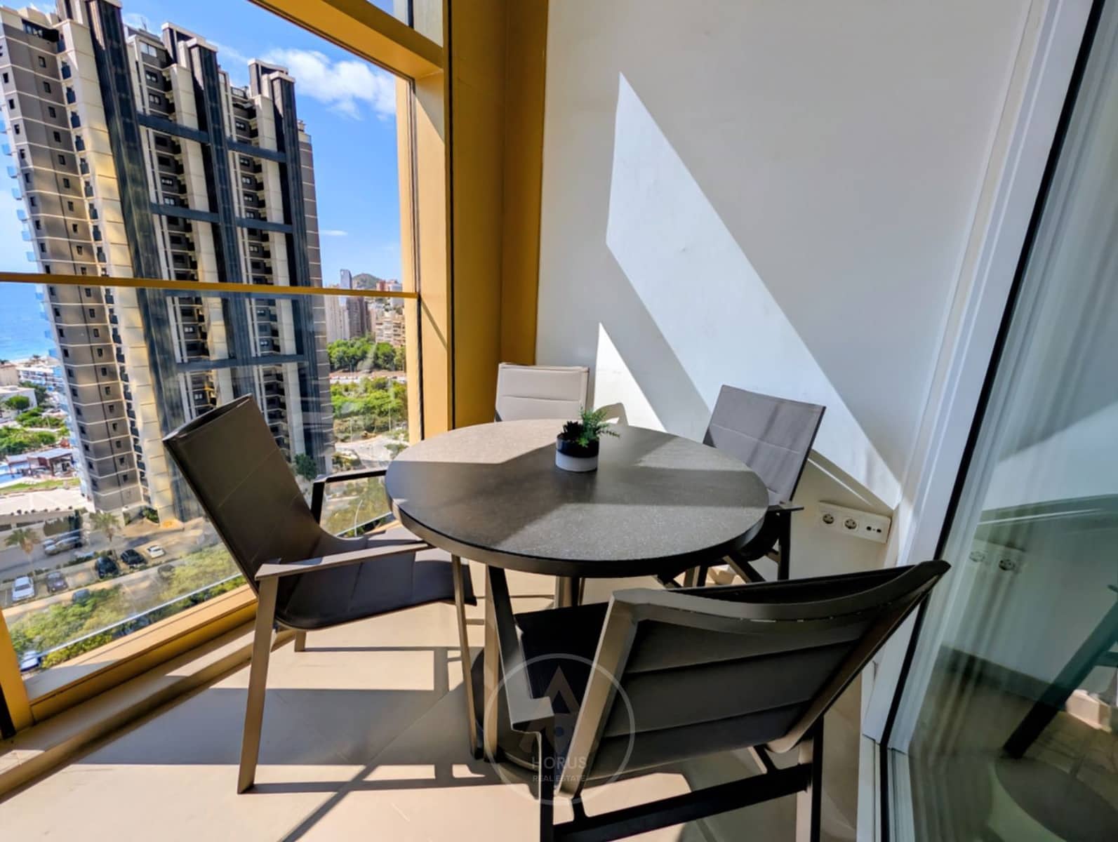 2 soverom Leilighet til salgs i Benidorm med svømmebasseng garasje - € 469 900 (Ref: 9322370)