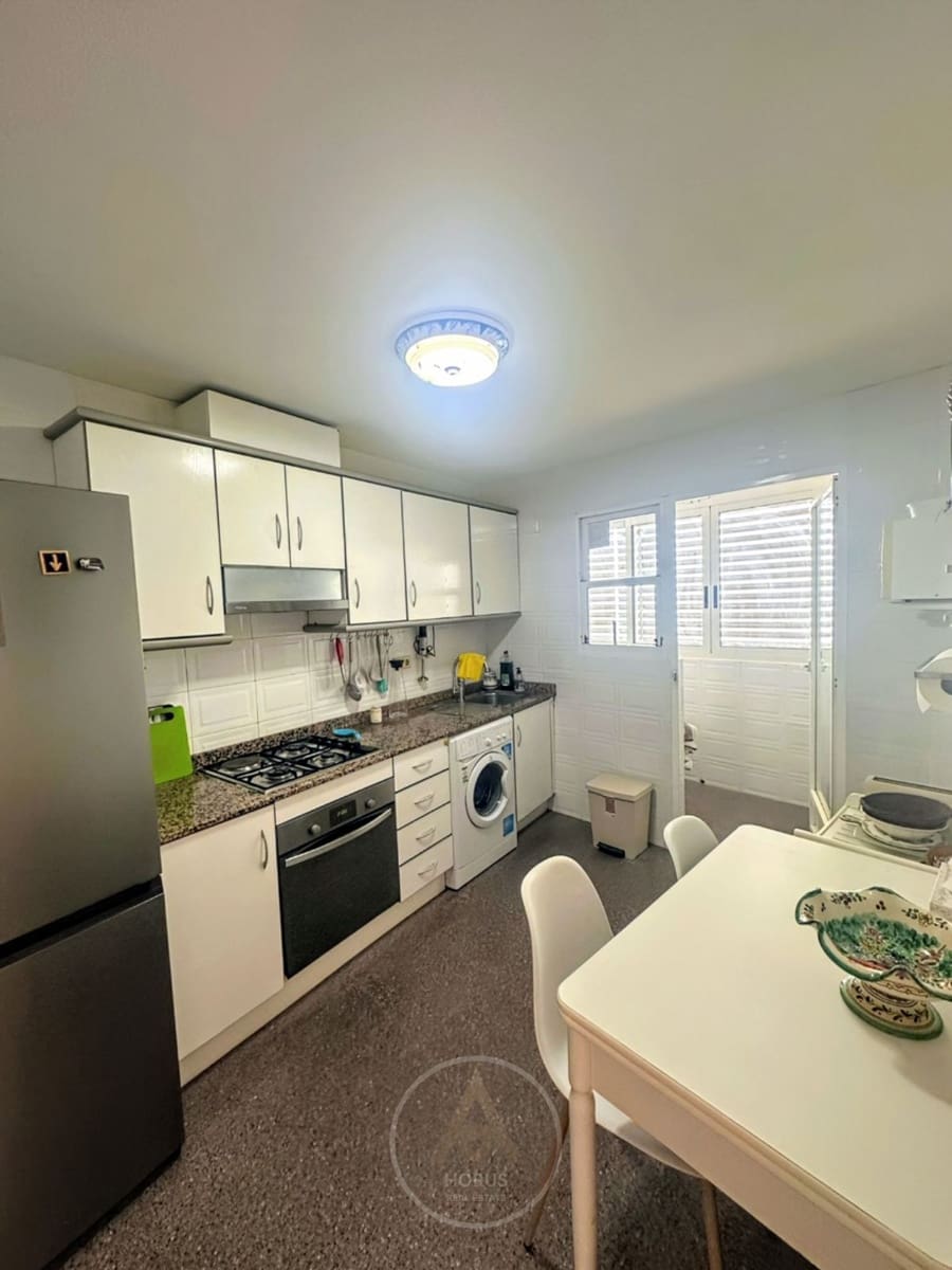 2 bedroom Flat for rent in Benidorm with pool garage - € 1,700 (Ref: 9371493)