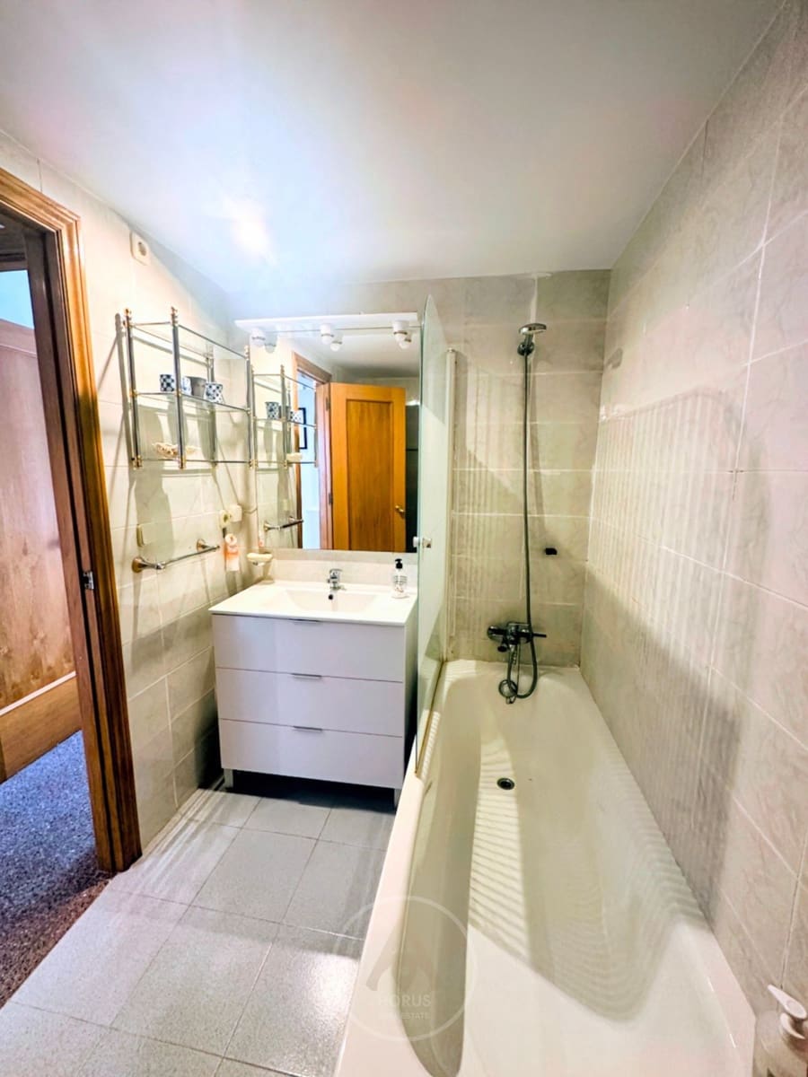 2 bedroom Flat for rent in Benidorm with pool garage - € 1,700 (Ref: 9371493)