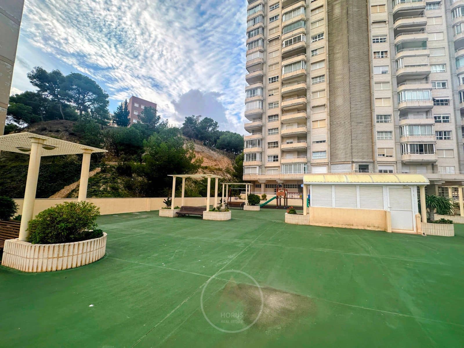 2 bedroom Flat for rent in Benidorm with pool garage - € 1,700 (Ref: 9371493)