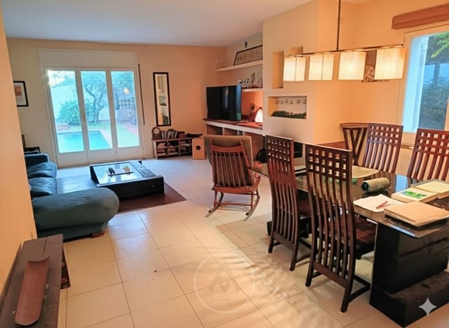 5 bedroom Flat for sale in Sant Cebrià de Vallalta with pool garage - € 430,000 (Ref: 9432794)