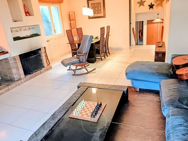 5 bedroom Flat for sale in Sant Cebrià de Vallalta with pool garage - € 430,000 (Ref: 9432794)