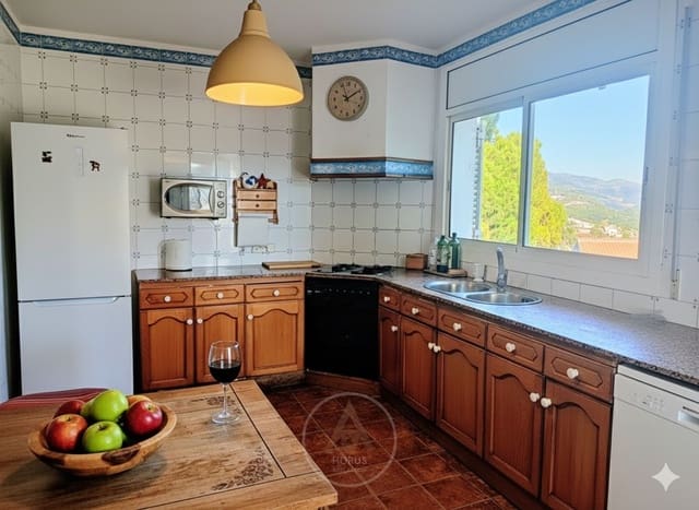 5 bedroom Flat for sale in Sant Cebrià de Vallalta with pool garage - € 430,000 (Ref: 9432794)