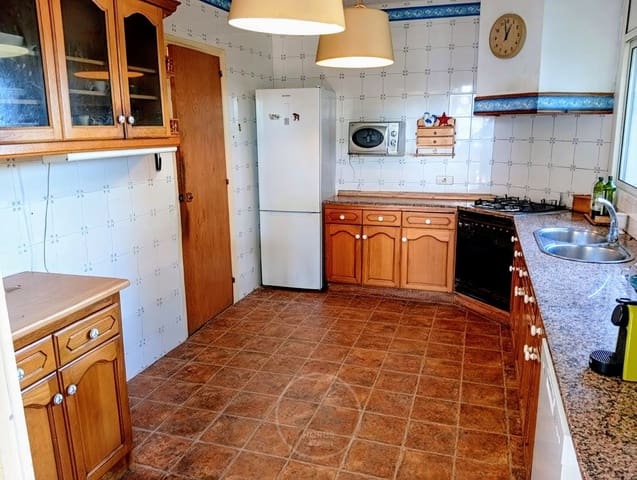 5 bedroom Flat for sale in Sant Cebrià de Vallalta with pool garage - € 430,000 (Ref: 9432794)