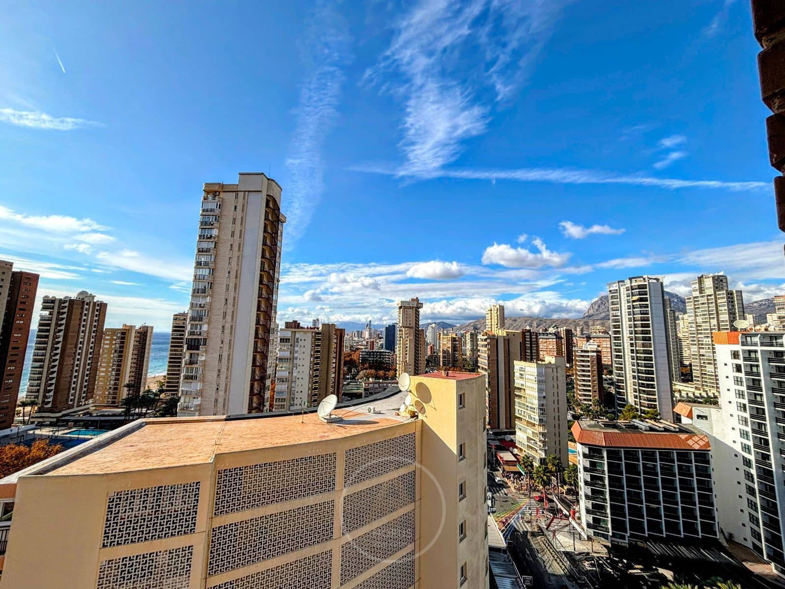 2 slaapkamer Flat te huur in Benidorm met zwembad - € 1.500 (Ref: 9464978)