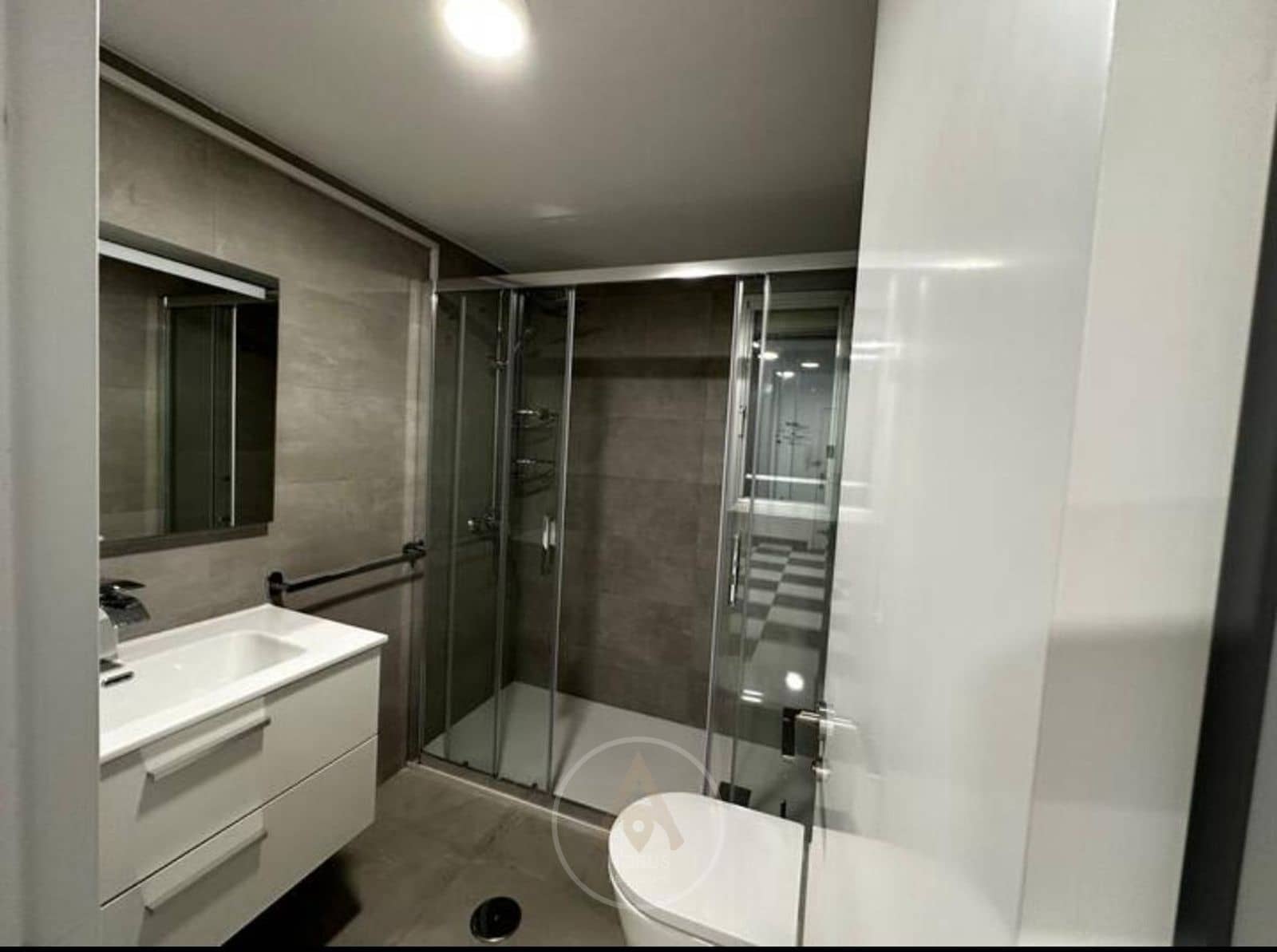 2 soverom Leilighet til leie i Benidorm med svømmebasseng garasje - € 1 550 (Ref: 9464979)