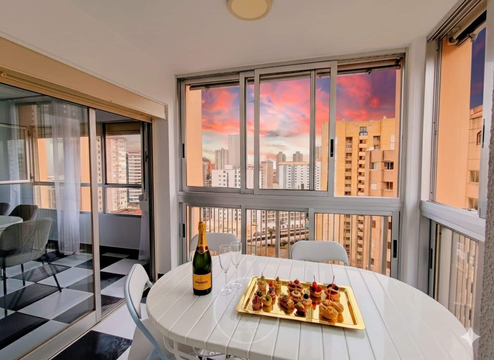 2 soverom Leilighet til leie i Benidorm med svømmebasseng garasje - € 1 550 (Ref: 9464979)