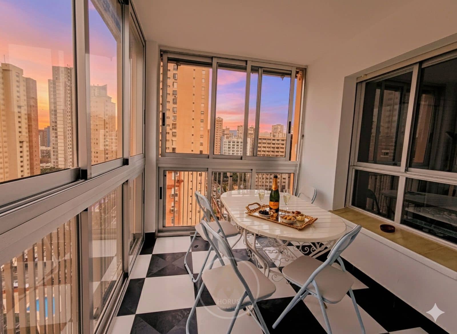 2 soverom Leilighet til leie i Benidorm med svømmebasseng garasje - € 1 550 (Ref: 9464979)