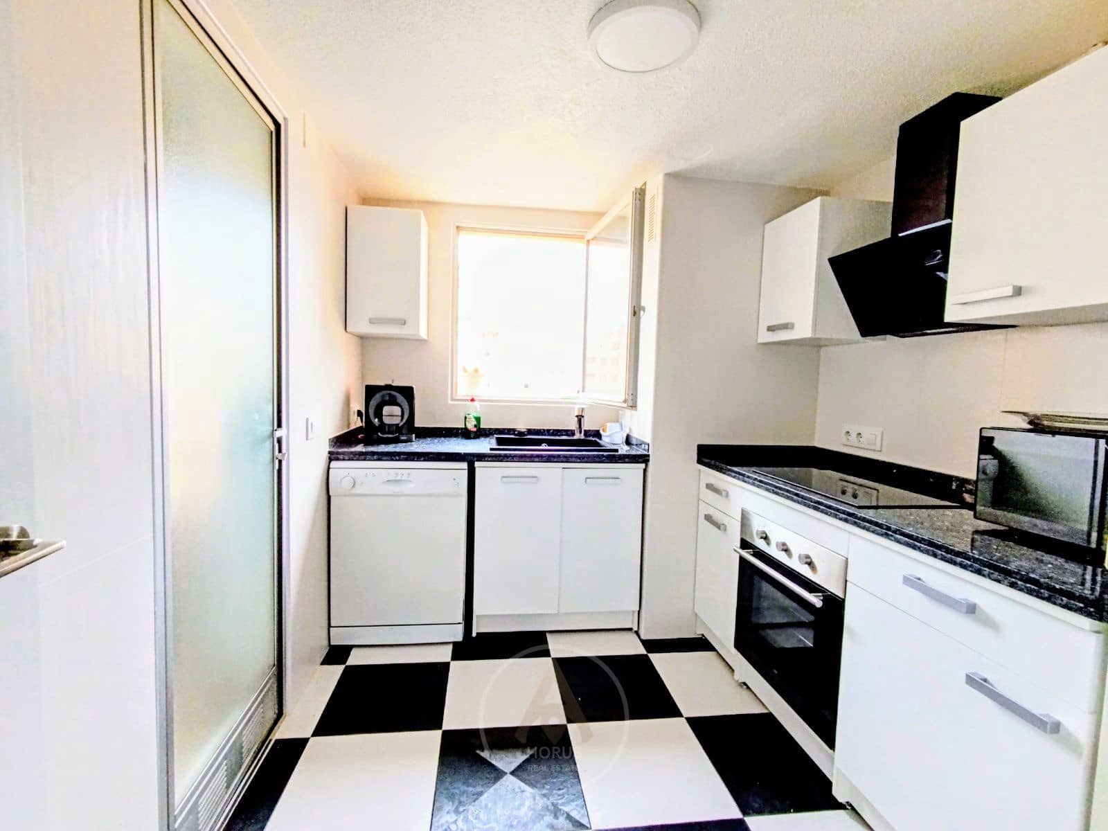 2 soverom Leilighet til leie i Benidorm med svømmebasseng garasje - € 1 550 (Ref: 9464979)