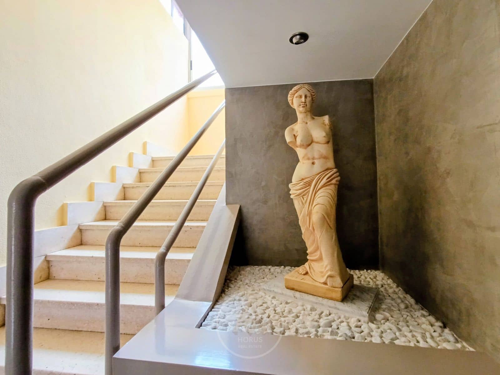 2 soverom Leilighet til leie i Benidorm med svømmebasseng garasje - € 1 550 (Ref: 9464979)