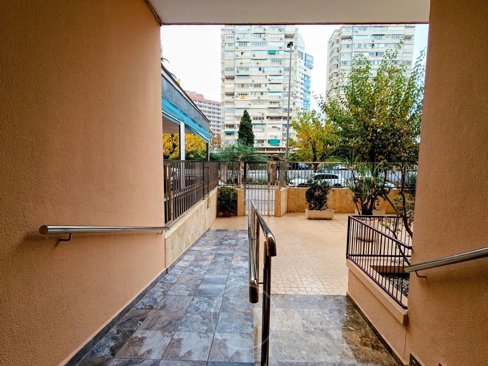 2 soverom Leilighet til leie i Benidorm med svømmebasseng garasje - € 1 550 (Ref: 9464979)