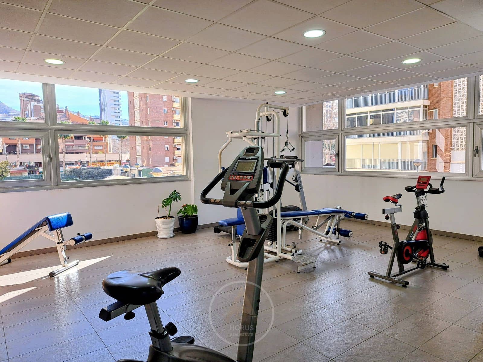 1 slaapkamer Penthouse te huur in Benidorm met zwembad - € 1.350 (Ref: 9631434)