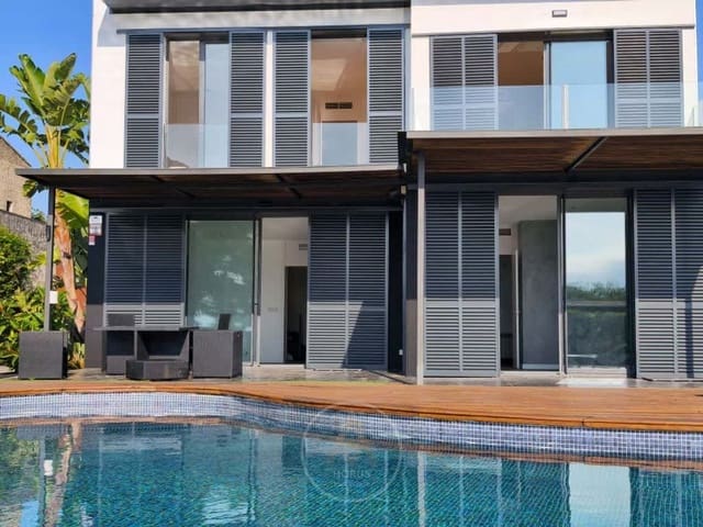 4 slaapkamer Villa te koop in Sant Vicenç de Montalt met zwembad garage - € 925.000 (Ref: 9713863)