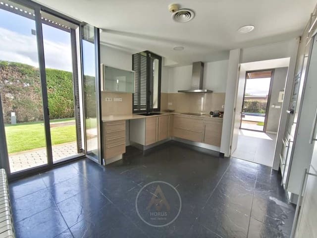 4 slaapkamer Villa te koop in Sant Vicenç de Montalt met zwembad garage - € 925.000 (Ref: 9713863)