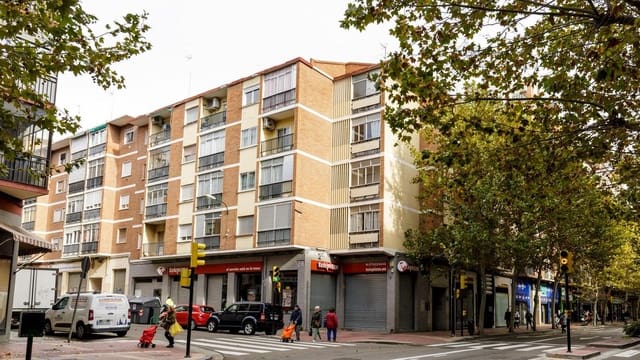 4 makuuhuone Asunto myytävänä paikassa Zaragoza kaupunki - 185 000 € (Ref: 9645705)