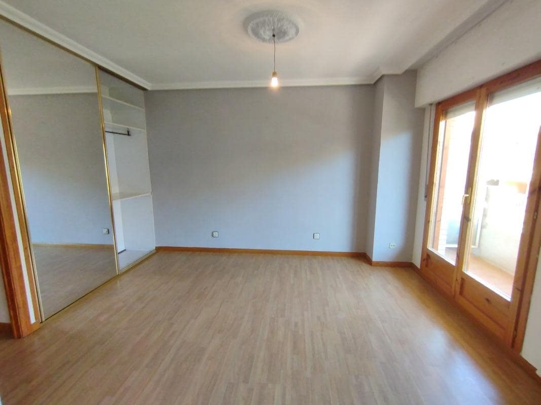 3 sypialnia Dom szeregowy do wynajęcia w Miasto Saragossa z garażem - 1 200 € (Ref: 9645724)