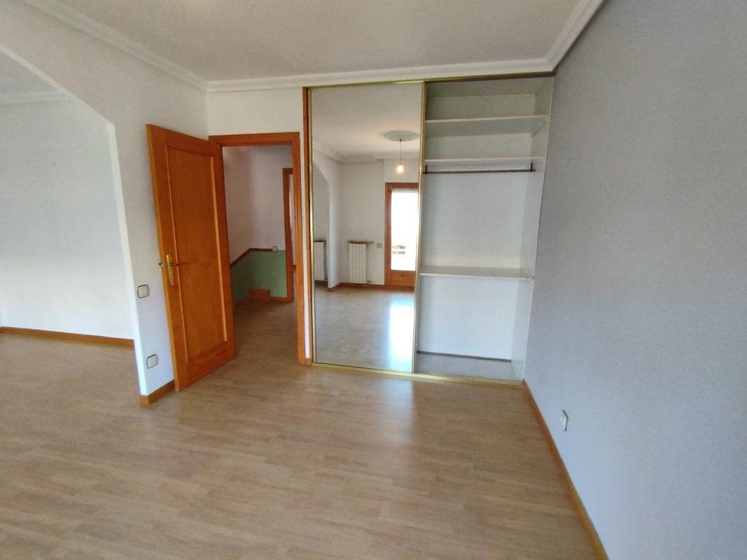 3 sypialnia Dom szeregowy do wynajęcia w Miasto Saragossa z garażem - 1 200 € (Ref: 9645724)