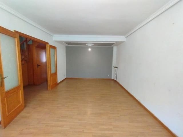 3 sovrum Radhus att hyra i Zaragoza stad med garage - 1 200 € (Ref: 9645724)