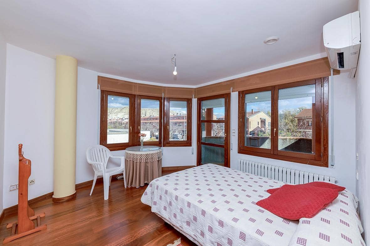 4 sypialnia Willa na sprzedaż w Calatayud z garażem - 595 000 € (Ref: 9645735)