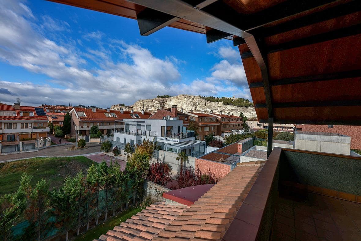 4 sypialnia Willa na sprzedaż w Calatayud z garażem - 595 000 € (Ref: 9645735)