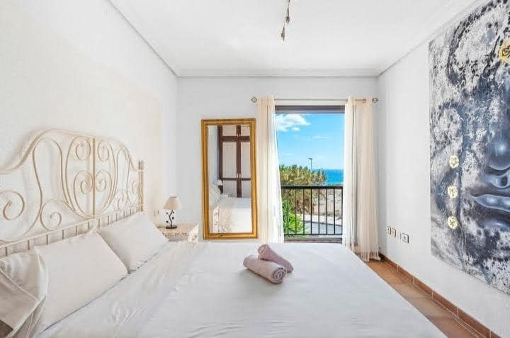 4 bedroom Apartment for sale in El Medano with garage - € 749,000 (Ref: 8844586)