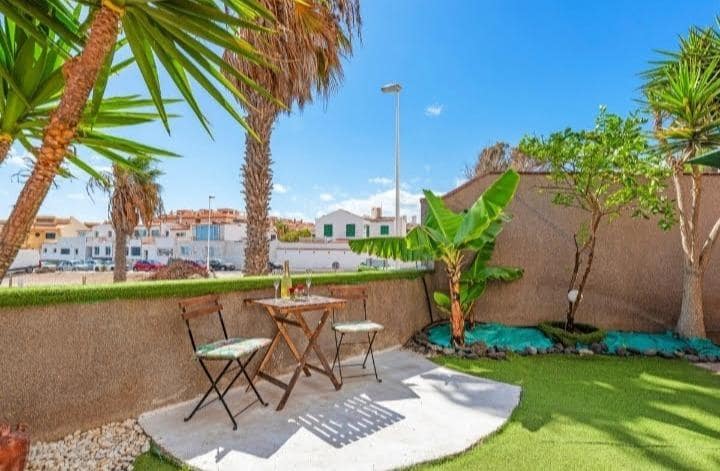4 bedroom Apartment for sale in El Medano with garage - € 749,000 (Ref: 8844586)