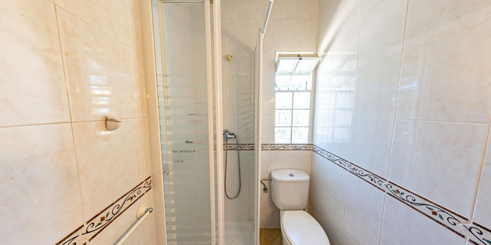 Chalet de 8 habitaciones en La Nucia en venta con piscina - 680.000 € (Ref: 8419483)