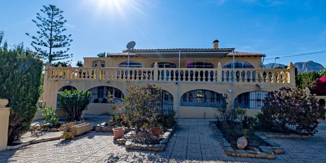 Chalet de 8 habitaciones en La Nucia en venta con piscina - 680.000 € (Ref: 8419483)