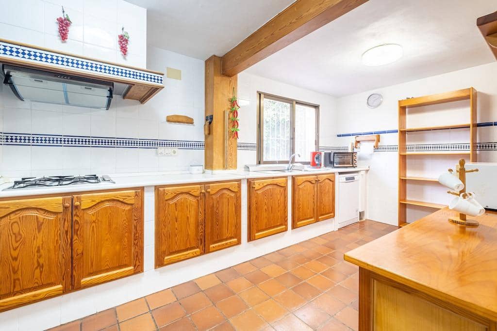 6 bedroom Villa for sale in Polop with pool - € 689,000 (Ref: 8926444)