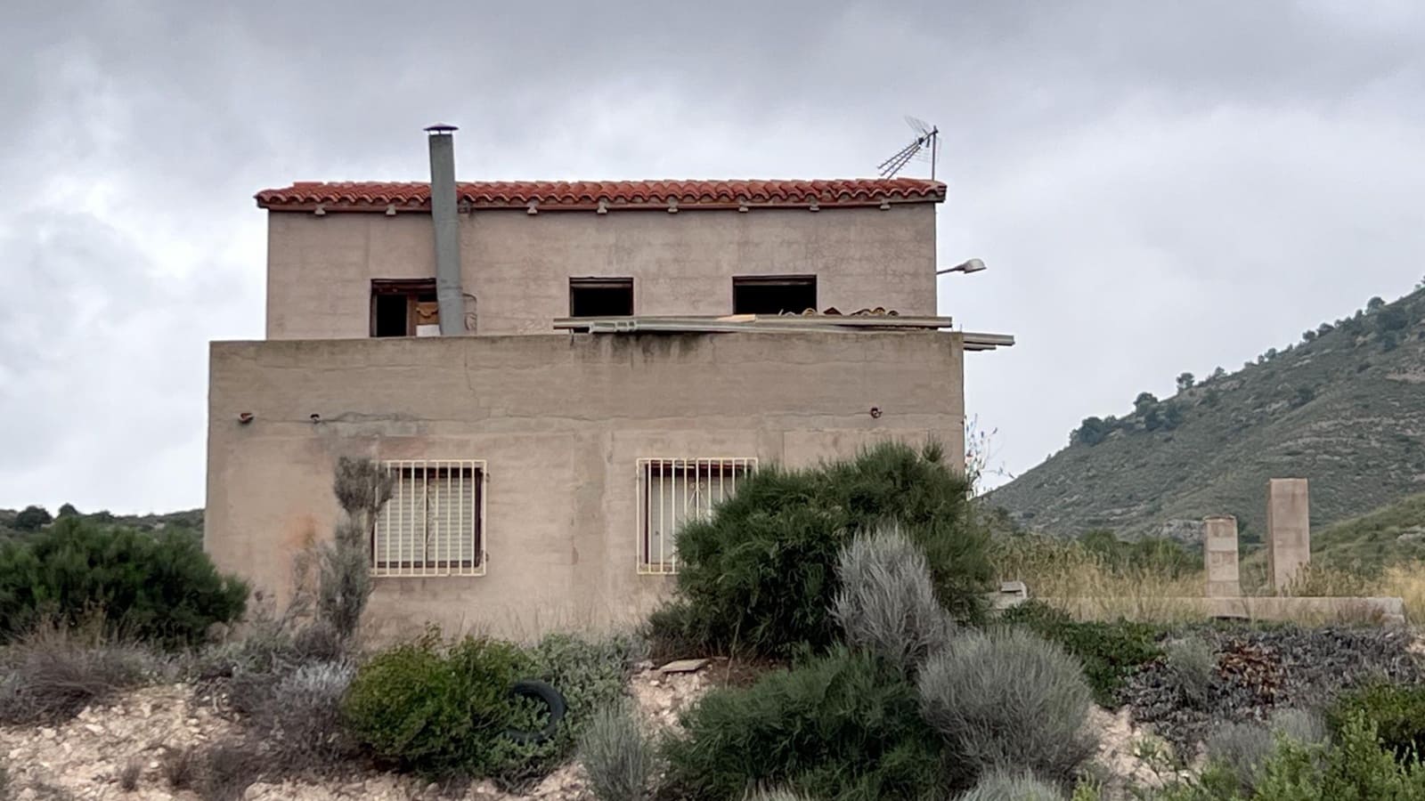 4 soveværelse Finca/Landehus til salg i Novelda med swimmingpool garage - € 65.000 (Ref: 7975941)