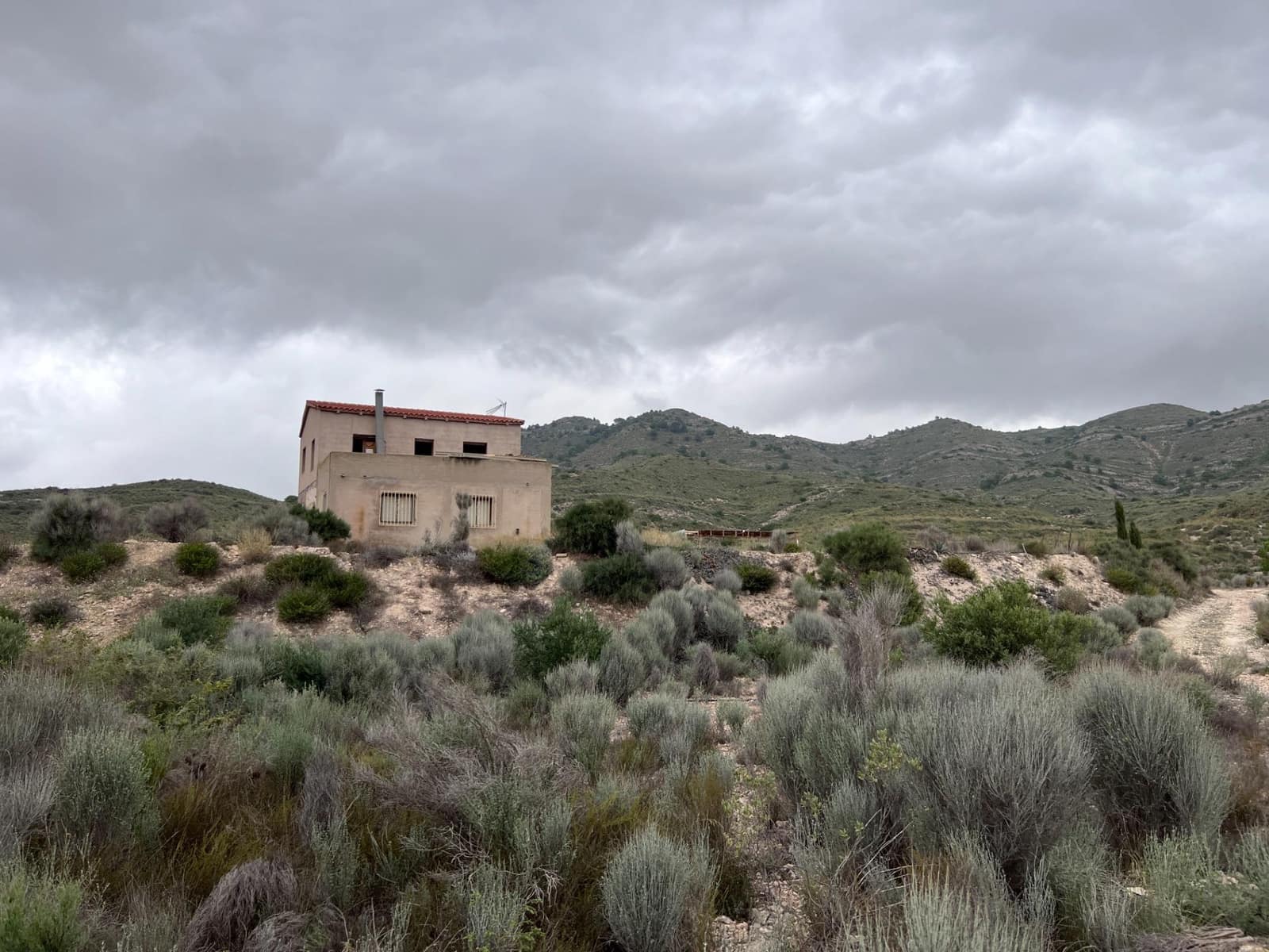 4 soveværelse Finca/Landehus til salg i Novelda med swimmingpool garage - € 65.000 (Ref: 7975941)