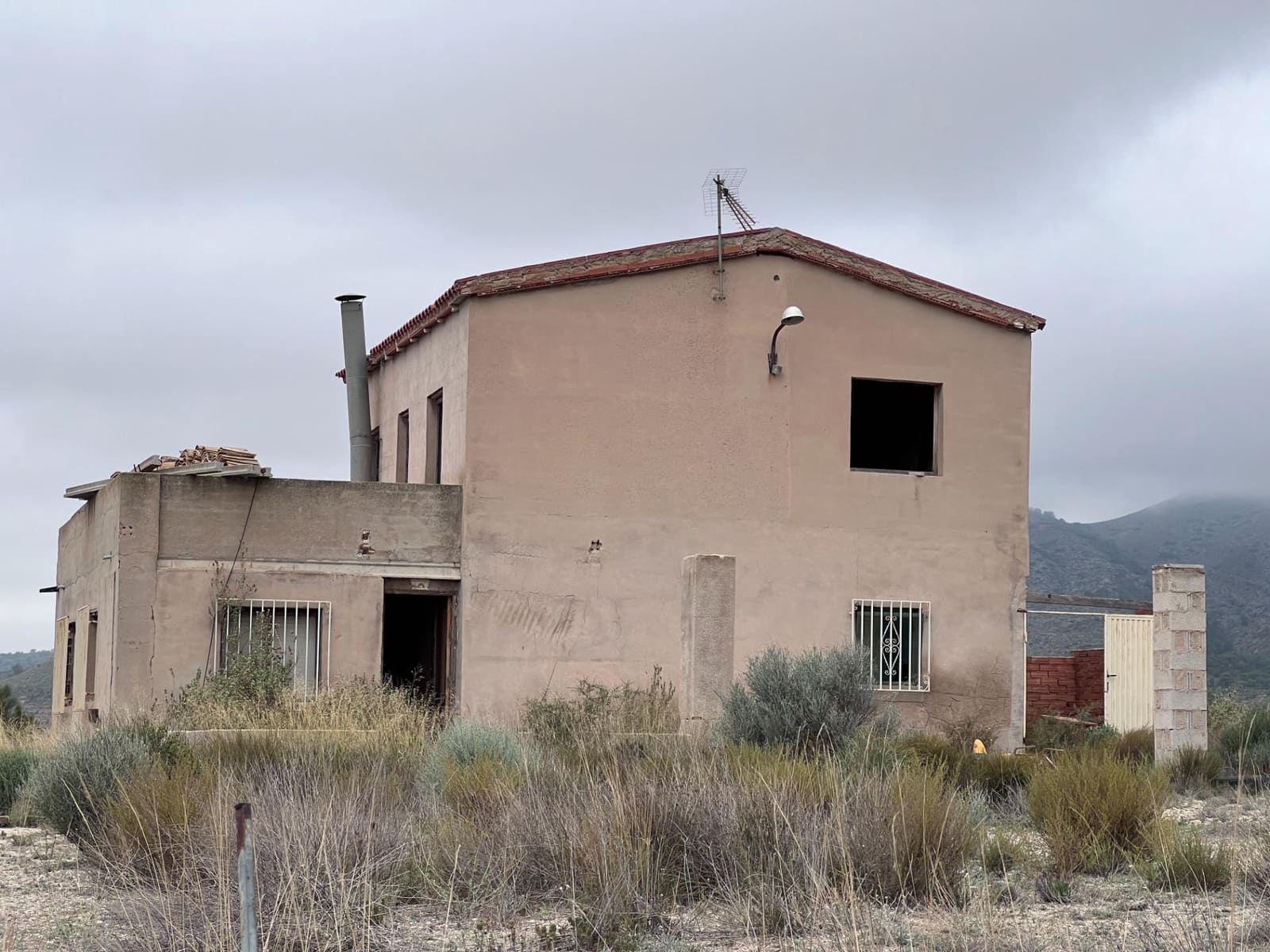 4 soveværelse Finca/Landehus til salg i Novelda med swimmingpool garage - € 65.000 (Ref: 7975941)