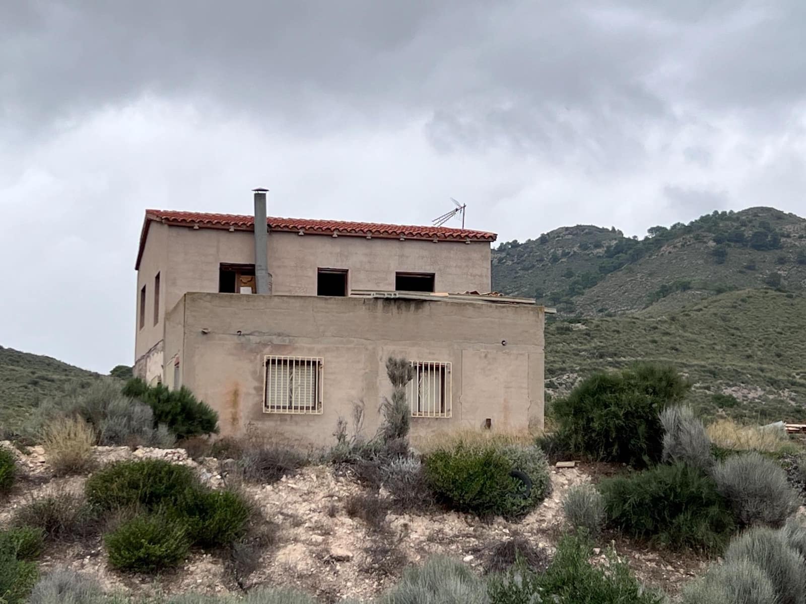 4 soveværelse Finca/Landehus til salg i Novelda med swimmingpool garage - € 65.000 (Ref: 7975941)