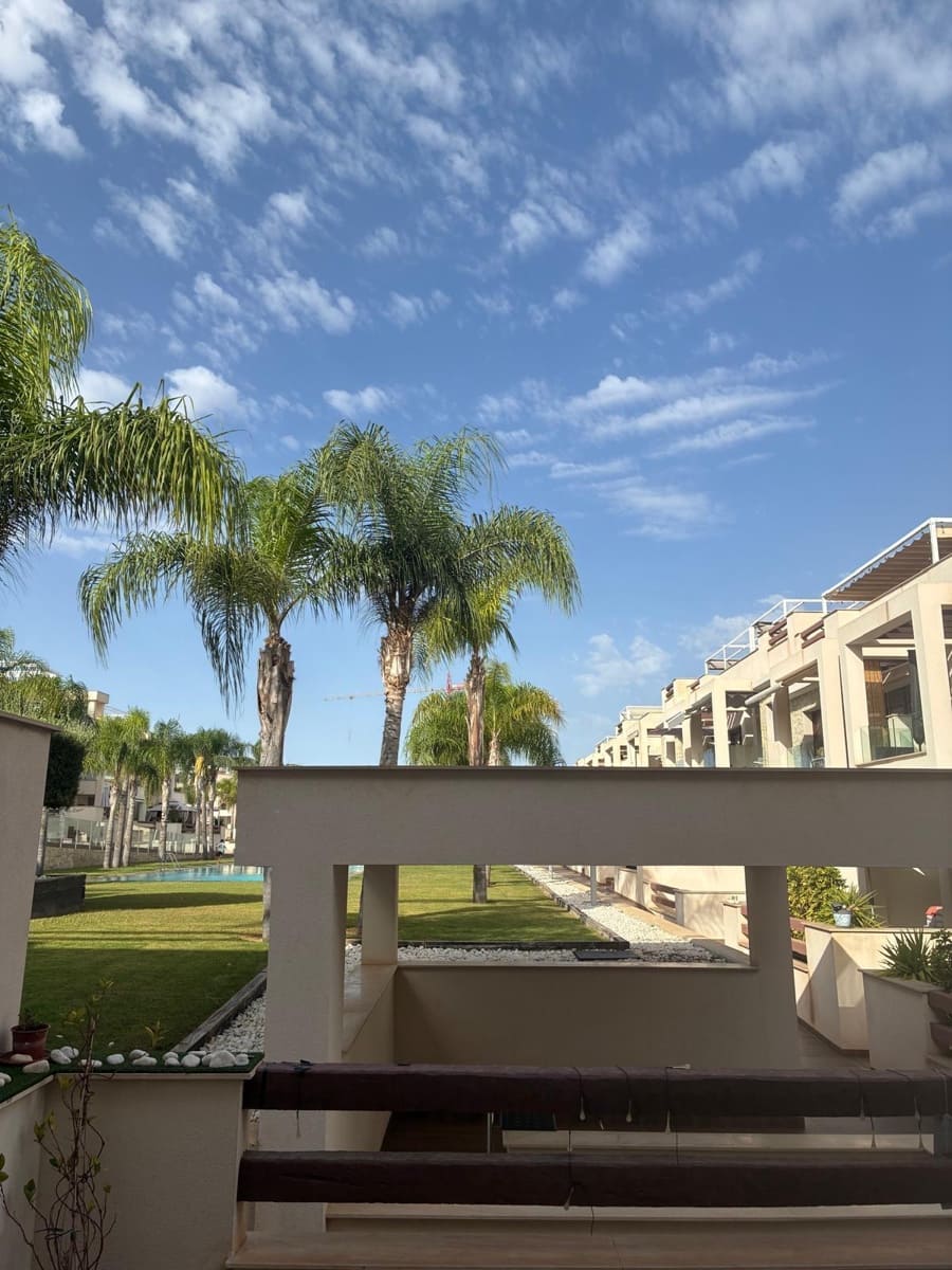 Apartamento de 2 habitaciones en Los Balcones en venta con piscina garaje - 282.000 € (Ref: 10034099)