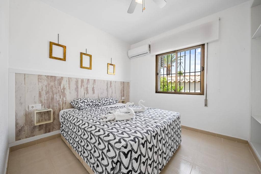 Chalet de 2 habitaciones en Los Balcones en venta con piscina - 315.000 € (Ref: 7984694)