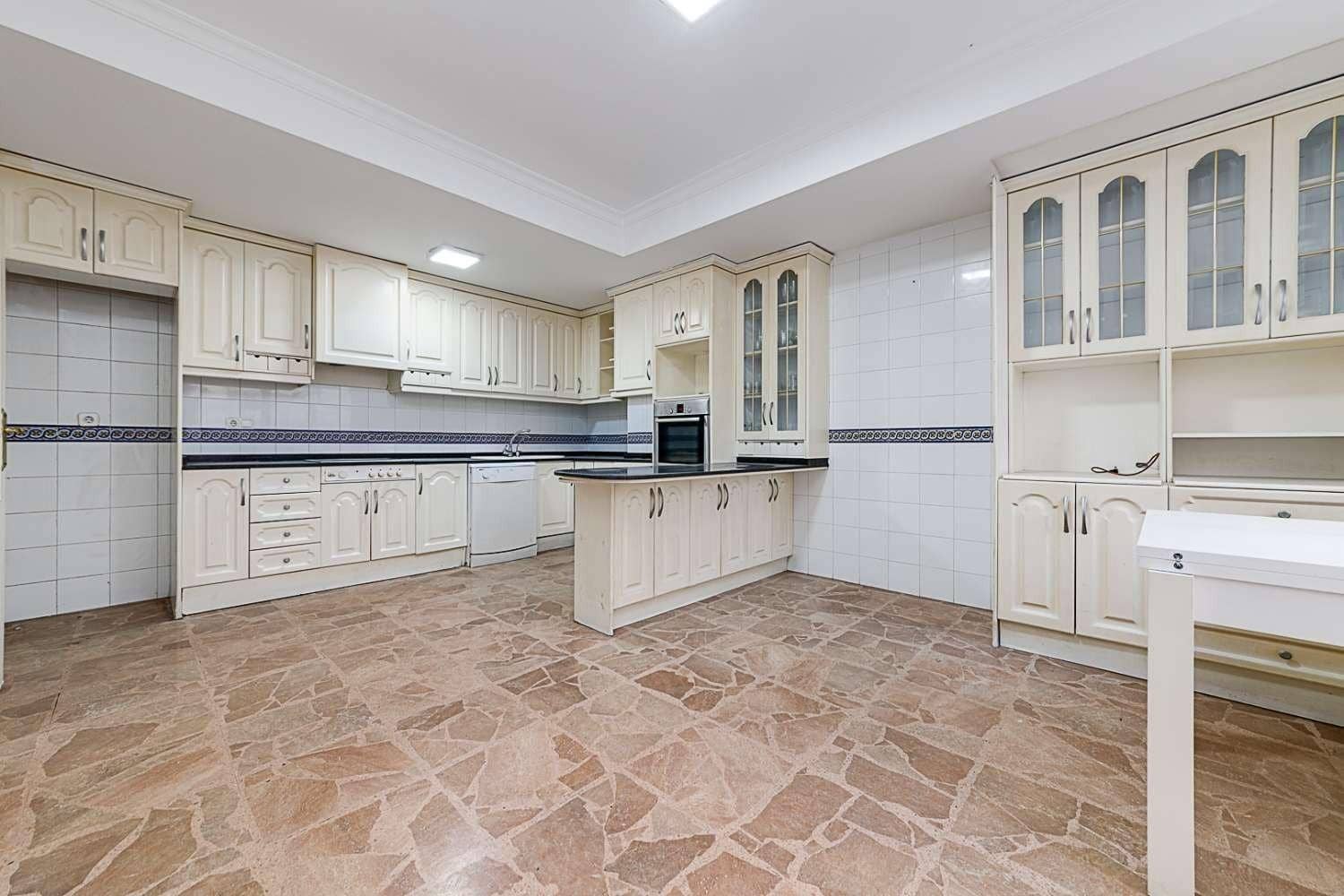 5 sypialnia Apartament na sprzedaż w Torrevieja - 265 000 € (Ref: 8263447)