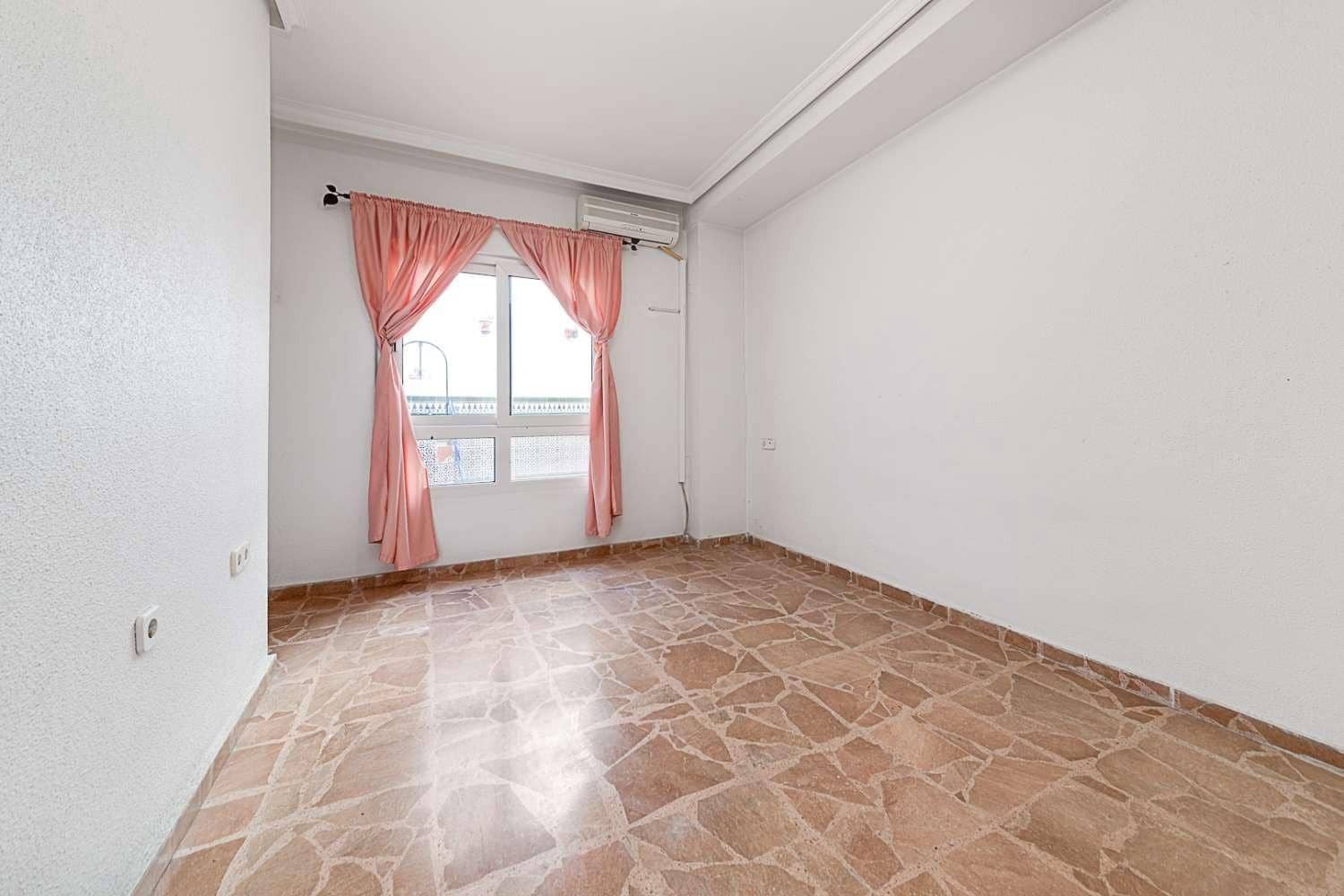 5 sypialnia Apartament na sprzedaż w Torrevieja - 265 000 € (Ref: 8263447)