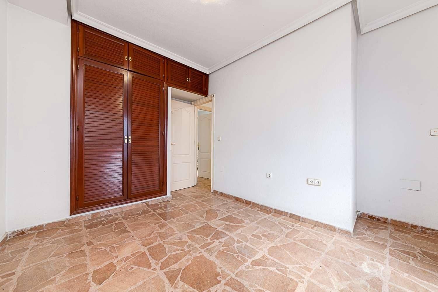 5 sypialnia Apartament na sprzedaż w Torrevieja - 265 000 € (Ref: 8263447)
