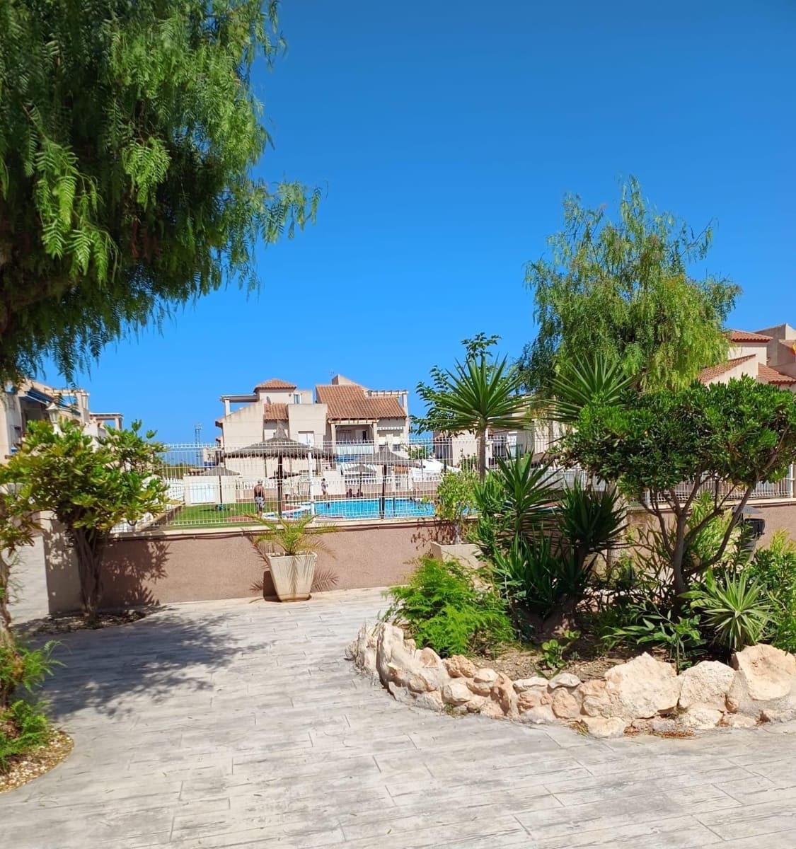 2 slaapkamer Bungalow te huur in Playa Flamenca met zwembad - € 850 (Ref: 8972668)