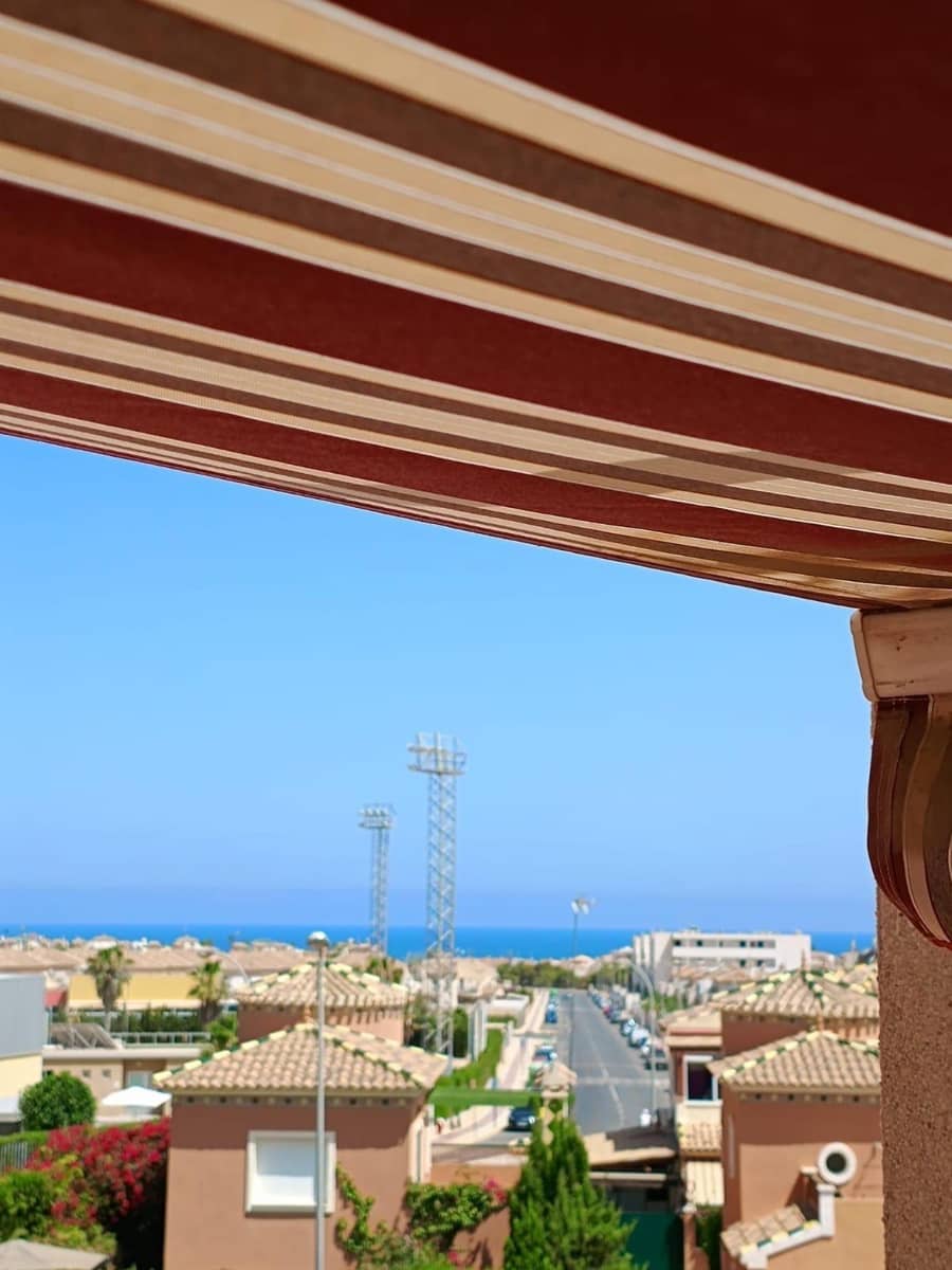 2 slaapkamer Bungalow te huur in Playa Flamenca met zwembad - € 850 (Ref: 8972668)