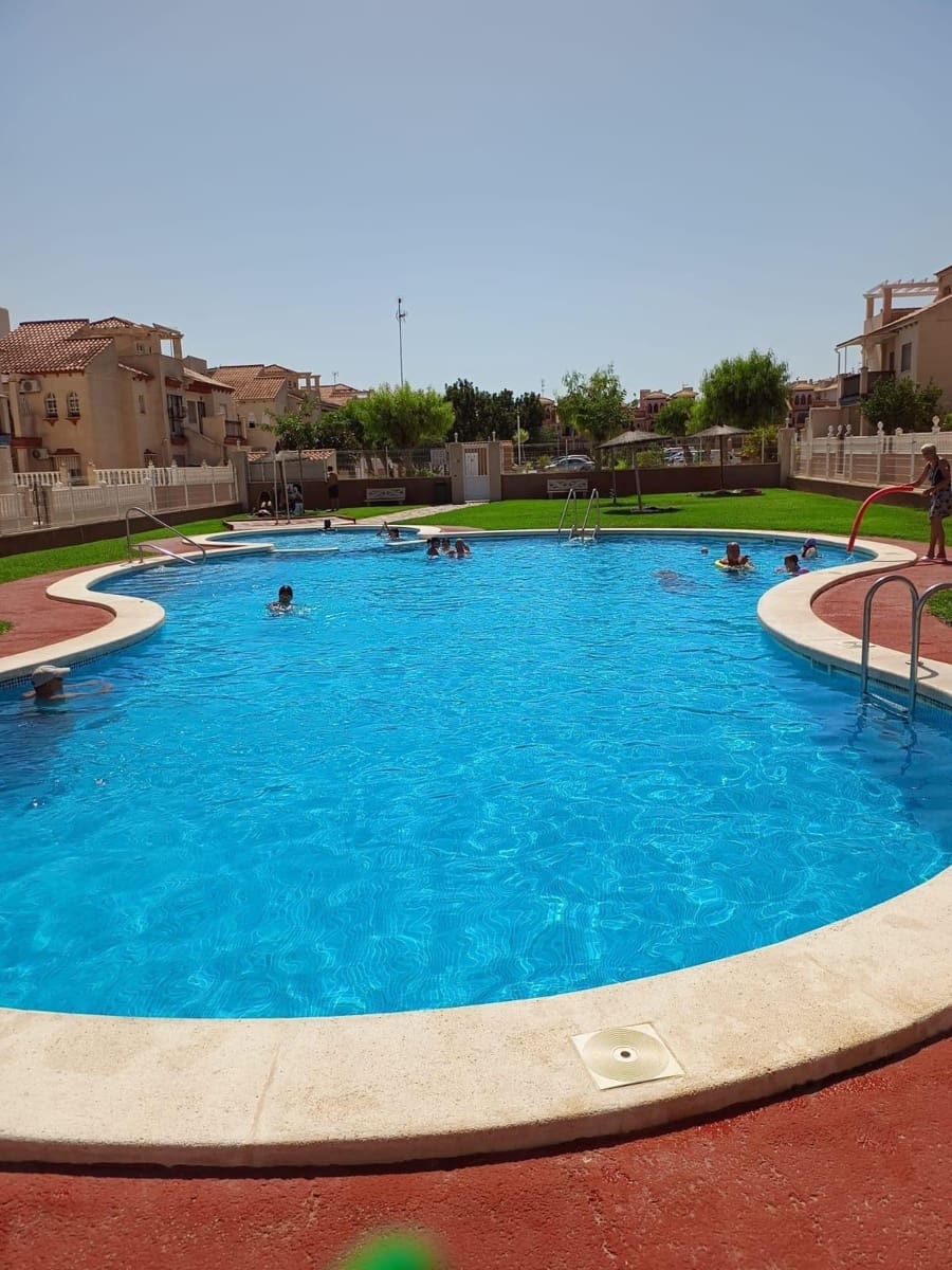 2 slaapkamer Bungalow te huur in Playa Flamenca met zwembad - € 850 (Ref: 8972668)