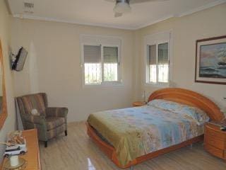 Chalet de 3 habitaciones en Catral en venta con piscina - 390.000 € (Ref: 9240092)